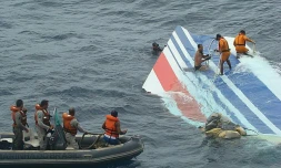 Des plongeurs repêchent des débris de l'Airbus A330 d'Air France Rio-Paris, le 8 juin 2009, une semaine après son crash dans l'océan Atlantique 