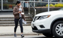 Une électrice du Wisconsin repart sans avoir pu déposer son bulletin de vote anticipé car le bureau était déjà fermé, le 6 avril 2020 à Milwaukee 