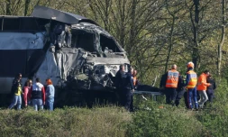 Des pompiers et policiers sur le site d'une collission entre un TGV et un camion à un passage à niveau à Bully-les-Mines, entre Béthune et Lens, le 7 avril 2026 dans le Pas-de-Calais