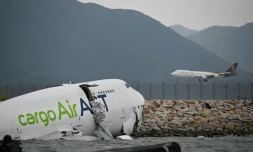 Un avion cargo Boeing dans l'eau aprĂšs ĂȘtre sorti de piste lors de son atterrissage Ă l'aĂ©roport international de Hong Kong, le 20 octobre 2025