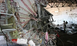 Des débris de l'avion de la Yemenia Airways repêchés en mer, dans un hangar à Moroni, le 16 septembre 2009 aux Comores 