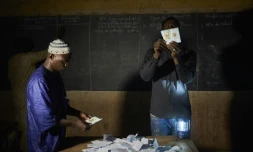 Des agents électoraux procèdent au dépouillement des bulletins de vote pour le 2e tour de l'élection présidentielle, le 12 août 2018 à Bamako, au Mali