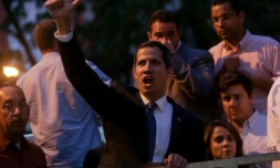 L'opposant vénézuelien Juan Guaido lève le pouce devant ses partisans lors d'un meeting à Caracas le 28 mars 2019