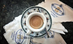 Un expresso servi au café Gambrinus de Naples, le 13 février 2022 en Italie