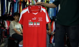 Un maillot de l'équipe de football d'Iran en vente dans un magasin de Téhéran, le 8 mai 2026