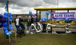 Des affiches et des ballons accrochés en soutien au petit Alfie à un arrêt de bus devant l'hôpital pour enfants Alder Hey de Liverpool (nord-ouest de l'Angleterre) le 26 avril 2018