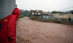 La riviĂšre Chiquito en crue dans un quartier de la capitale du Honduras, Tegucigalpa, le 17 novembre 2020