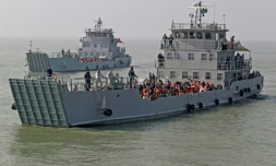 Des réfugiés rohingyas embarqués sur des navires de la marine bangladaise transférés sur l'île de Bhashan Char, dans la baie du Bengale, à Chittagong, le 29 décembre 2020