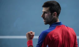 Le 31 juillet 2021, le Serbe Novak Djokovic jubile après avoir marqué un point contre l'Espagnol Pablo Carreno Busta dans leur match pour la médaille de bronze du tournoi de tennis des Jeux olympiques de Tokyo