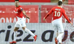 Le buteur colombien de Monaco Radamel Falcao (g) vient de marquer un deuxiĂšme but contre Montpellier, en demi-finale de la Coupe de la Ligue, le 31 janvier 2018 au stade Louis-II de Monaco