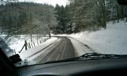 Une route enneigée près de Thizy le 24 mars 2008