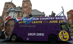 Le portrait du leader de l'UKIP, Nigel Farage, sur un bus de campagne à Newcastle le 26 mai 2016