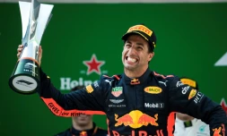L'Australien Daniel Ricciardo (Red Bull) exulte sur le podium après avoir remporté le GP de Chine de F1 sur le circuit de Shanghai, le 15 avril 2018