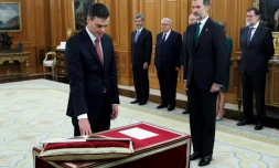 Le nouveau Premier ministre espagnol Pedro Sanchez (g) prête serment devant le roi d'Espagne Felipe VI et le Premier ministre sortant Mariano Rajoy (d), le 2 juin 2018 à Madrid