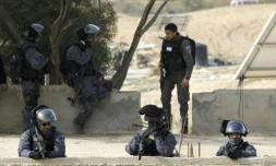 Des policiers israéliens lors d'une opération de démolition d'un village bédouin à Umm Al Hiran, en Israël, le 18 janvier 2017