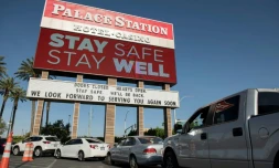 Une immense file d'attente s'est formĂ©e le 7 mai devant le casino Palace Station de Las Vegas, oĂč une banque alimentaire a Ă©tĂ© temporairement Ă©tablie