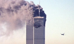 Un avion s'approche du World Trade Center, le 11 septembre 2001 à New York