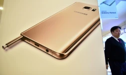 Une affiche publicitaire du Samsung Galaxy Note5 au siÚge de l'entreprise sud-coréenne à Séoul, le 28 janvier 2016