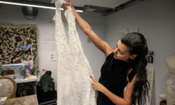 La créatrice, directrice artistique et styliste espagnole Maria Bernad, fondatrice de l'atelier Les Fleurs Studio, travaille sur une piÚce réalisée à partir de dentelles anciennes, le 5 mai 2026 à Paris