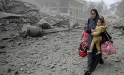 Des Palestiniens fuient les bombardements israéliens dans le centre de la ville de Gaza le 18 mars 2024