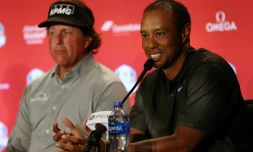 Les Américains Tiger Woods (g) et Phil Mickelson en conférence de presee, le 4 septembre 2018 à West Conshohocken en Pennsylvanie