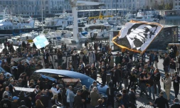 Portrait de Bernard Tapie agité lors d'un rassemblement au port de Marseille peu avant ses funéraillles, le 8 octobre 2021