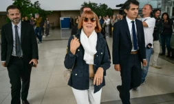 GisÚle Pelicot (c) arrive au tribunal d'Avignon accompagnée de ses avocats Stéphane Babonneau (d) et Antoine Camus (g), le 23 septembre 2024
