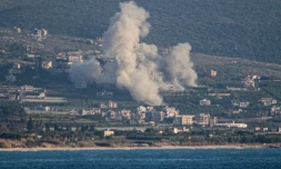 De la fumée s'élève du site d'une frappe israélienne qui a visé le village de Mansoura, dans le sud du Liban, le 23 mai 2026