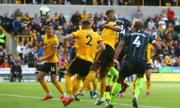 Le défenseur français de Manchester City Aymeric Laporte (c) marque de la tête son premier but sous ses nouvelles couleurs sur le terrain de Wolverhamton en Premier League, le 25 août 2018 