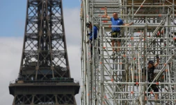 Des échafaudages devant la Tour Eiffel à Paris, le 12 juin 2017