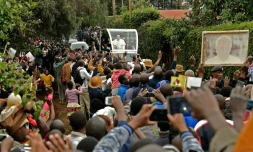 Des habitants du bidonville de Kangemi, à Nairobi, accueillent le pape François le 27 novembre 2015 