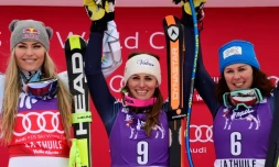 L'Italienne Nadia Fanchini (c) célÚbre sur le podium sa victoire lors de la seconde descente de La Thuile en Italie, Lindsey Vonn (g), 2e, s'adjuge le petit Globe de la discipline, le 20 février 2016
