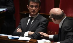 Le Premier ministre Manuel Valls (g) à l'Assemblée nationale à Paris, le 27 octobre 2015