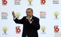 Le président turc Recep Tayyip Erdogan prononce un discours lors du 16e anniversaire de son parti AKP à Ankara, le 14 août 2017