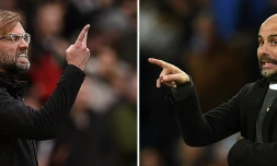 L'entraîneur de Manchester City, Pep Guardiola (d), lors du 8e de finale retour de la Ligue des champions face à Bâle, à Manchester le 8 mars 2018, et l'entraîneur de Liverpool, Jürgen Klopp, lors d'un match de Premier League face à Manchester United, à Old Trafford le 10 mars 2018