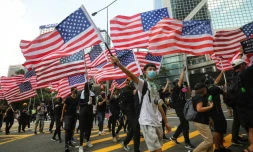 Les militants pro-démocratie de Hong Kong ont défilé dimanche devant le consulat américain, certains brandissant des drapeaux américains, pour appeler la communauté internationale à faire pression sur Pékin