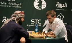 Le joueur d'échec norvégien Magnus Carlsen (D) au tournoi d'échecs du roi Salmane à Ryad le 26 décembre 2017
