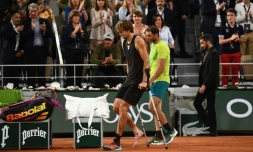 Rafa Nadal accompagne Alexander Zverev (en béquilles) contraint à l'abandon en demi-finale du tournoi de Roland-Garros, le 3 juin 2022