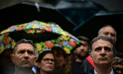 Le maire de Grenoble, Eric Piolle (d) et des élus rassemblés lors d'un hommage à l'employé municipal Lilian Dejean, le 9 septembre 2024 à Grenoble