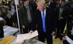 Donald Trump, alors candidat républicain, avait été accueilli par des sifflets en arrivant à son bureau de vote près de Trump Tower à Manhattan, le 8 novembre 2016