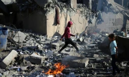 Un jeune Palestinien marche parmi des décombres après des frappes israéliennes, dans le camp de réfugiés de Nousseirat, dans le centre de la bande de Gaza, le 29 avril 2025