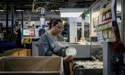 Une employée de l'usine Francia, spécialisée dans l'injection et le moulage de plastique, le 16 avril 2026 à Bellignat, dans l'Ain 