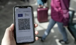 Un passager montre son pass sanitaire sur son téléphone portable à la gare de Lyon, à Paris, le 9 août 2021