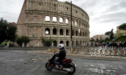 Un motocylciste roule prÚs du Colisée à Rome, le 12 avril 2018