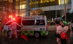 Une ambulance devant le centre commercial Siam Paragon à Bangkok, théâtre d'une fusillade meurtrière le 3 octobre 2023
