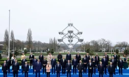 Les dirigeants et représentants des pays participants au sommet sur l'énergie nucléaire organisé par l'Agence internationale de l'énergie nucléaire (AIEA) à Bruxelles le 21 mars 2024 posent devant le monument de l'Atomium