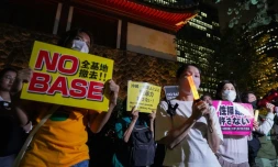 Des manifestants protestent contre la présence de soldats américains au Japon, le 6 octobre 2026 devant l'ambassade américaine au Japon, à Tokyo