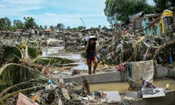 Un habitant parcourt les décombres de maisons dévastées par le typhon Kalmaegi à Talisay, dans la province philippine de Cebu, le 5 novembre 2025