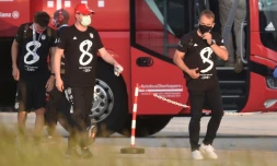 L'entraßneur du Bayern, Hansi Flick (d), et son staff à leur arrivée à l'aéroport de Oberpfaffenhofen, prÚs de Munich, le 27 juin 2020