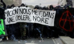 Des "black blocs" manifestent en marge du défilé parisien du 1er Mai 2018